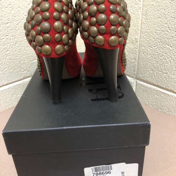 Designer TIBI NY “Tigris” studded RED pumps - Picture 4 of 7